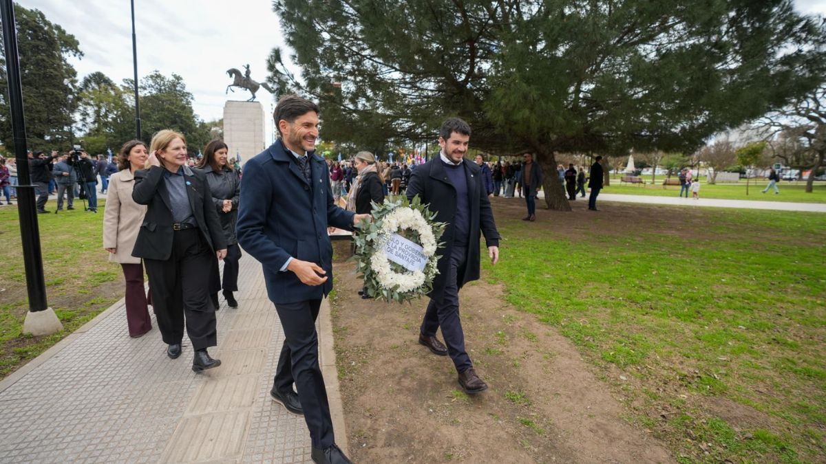 “Nos honran las obras públicas que estamos llevando adelante como Gobierno de Santa Fe, que también son un legado sanmartiniano, porque la austeridad en la administración de los recursos públicos es el camino que nos mostró”, destacó Pullaro. “Nos honran las obras públicas que estamos llevando adelante como Gobierno de Santa Fe, que también son un legado sanmartiniano, porque la austeridad en la administración de los recursos públicos es el camino que nos mostró”, destacó Pullaro.