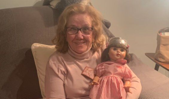 Abuelita recibe de regalo la muñeca que deseó por más de 70 años