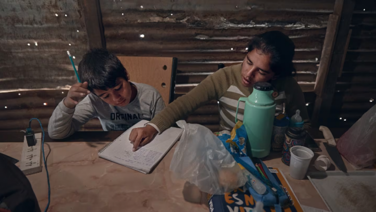 Según las mediciones del Indec, son las mujeres quienes realizan el 76% de las tareas de cuidado.