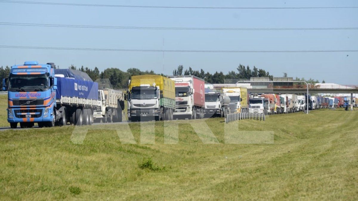 Por el paro transportistas, durante la semana se registraron largas colas de camiones en el cruce de la Autopista Rosario - Buenos Aires con la ruta A013. Este corte ya fue desalojado.