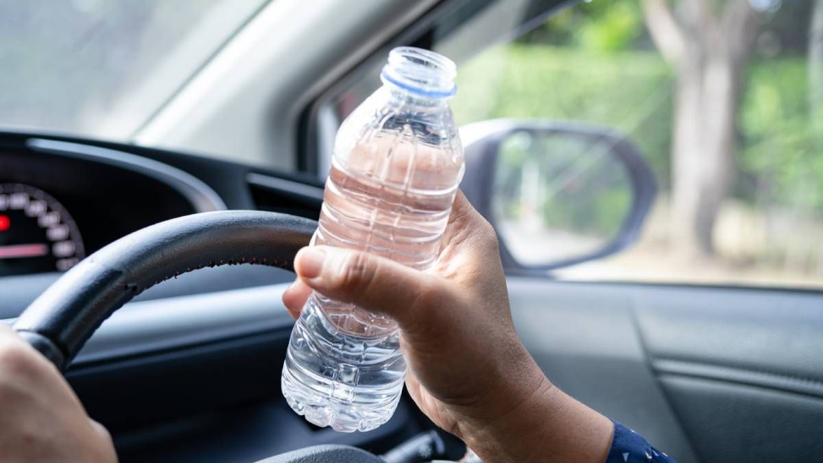Recomiendan llevar siempre agua fresca en el vehículo.