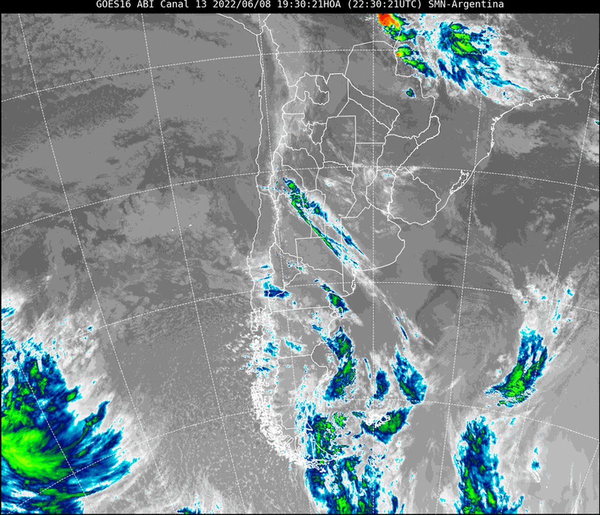 En la imagen satelital se observa la provincia de Santa Fe con abundante nubosidad. Puntualmente en nuestra zona la nubosidad es de baja altura, tratándose de la niebla que cubrió la ciudad durante la mañana, que tomó algo de altura.