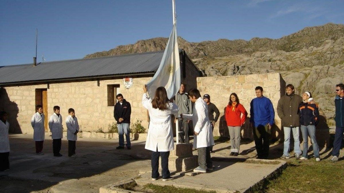 Para llevar una única urna a la Escuela Provincial Florentino Ameghino, situada al pie del Cerro Champaquí, provincia de Córdoba, los trabajadores atravesarán en mula el pico más alto de las sierras cordobesas.