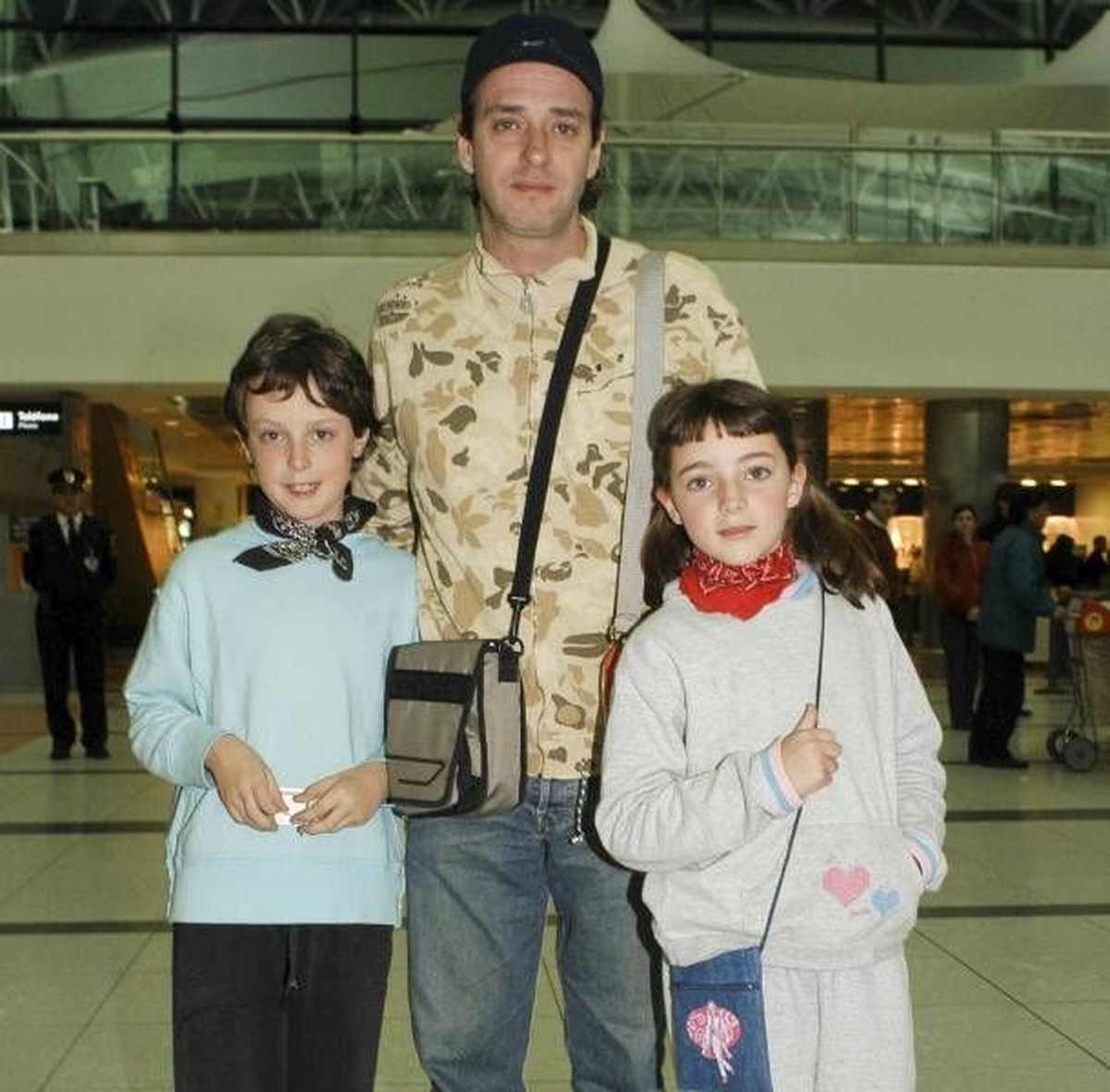 Gustavo Cerati junto a sus dos hijos, Benito y Lisa. Gustavo Cerati junto a sus dos hijos, Benito y Lisa.