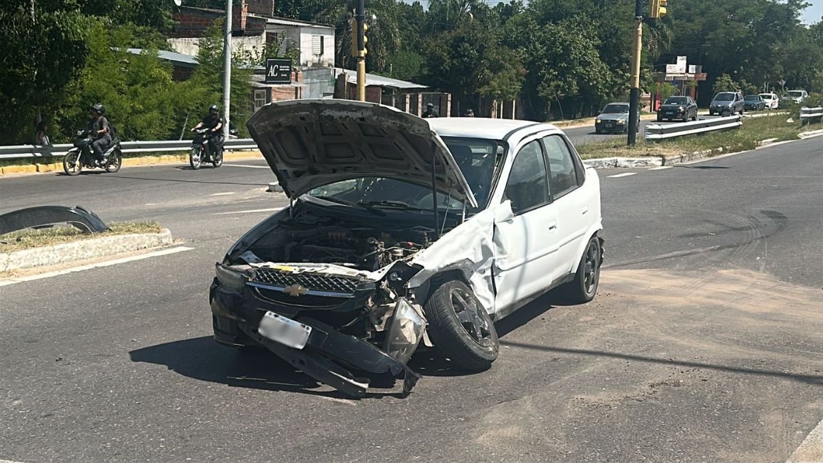 Un fuerte accidente de tránsito se registró este martes durante la siesta en el ingreso a la localidad de Rincón.