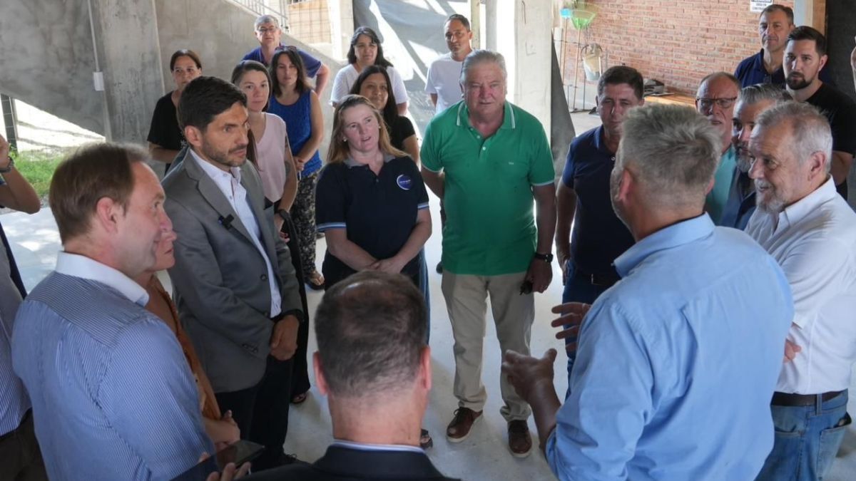 Acompañaron al gobernador el exvicegobernador Carlos Fascendini; el secretario de Hábitat y Vivienda, Lucas Crivelli; el administrador general de la Dirección Provincial de Vialidad, Pablo Seghezzo; el subadministrador de la Zona Norte, Sergio Cardoso; y el director provincial de Intervención del Hábitat, Ramsés Medina, entre otras autoridades. Acompañaron al gobernador el exvicegobernador Carlos Fascendini; el secretario de Hábitat y Vivienda, Lucas Crivelli; el administrador general de la Dirección Provincial de Vialidad, Pablo Seghezzo; el subadministrador de la Zona Norte, Sergio Cardoso; y el director provincial de Intervención del Hábitat, Ramsés Medina, entre otras autoridades.