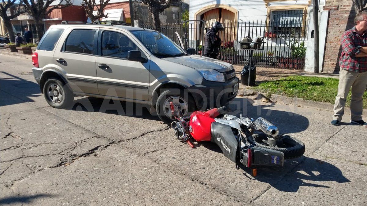 La moto Honda CBX 250 robada por dos ladrones colisionó en plena fuga contra la camioneta Eco Sport en calle República de Siria intersección con Hernandarias.