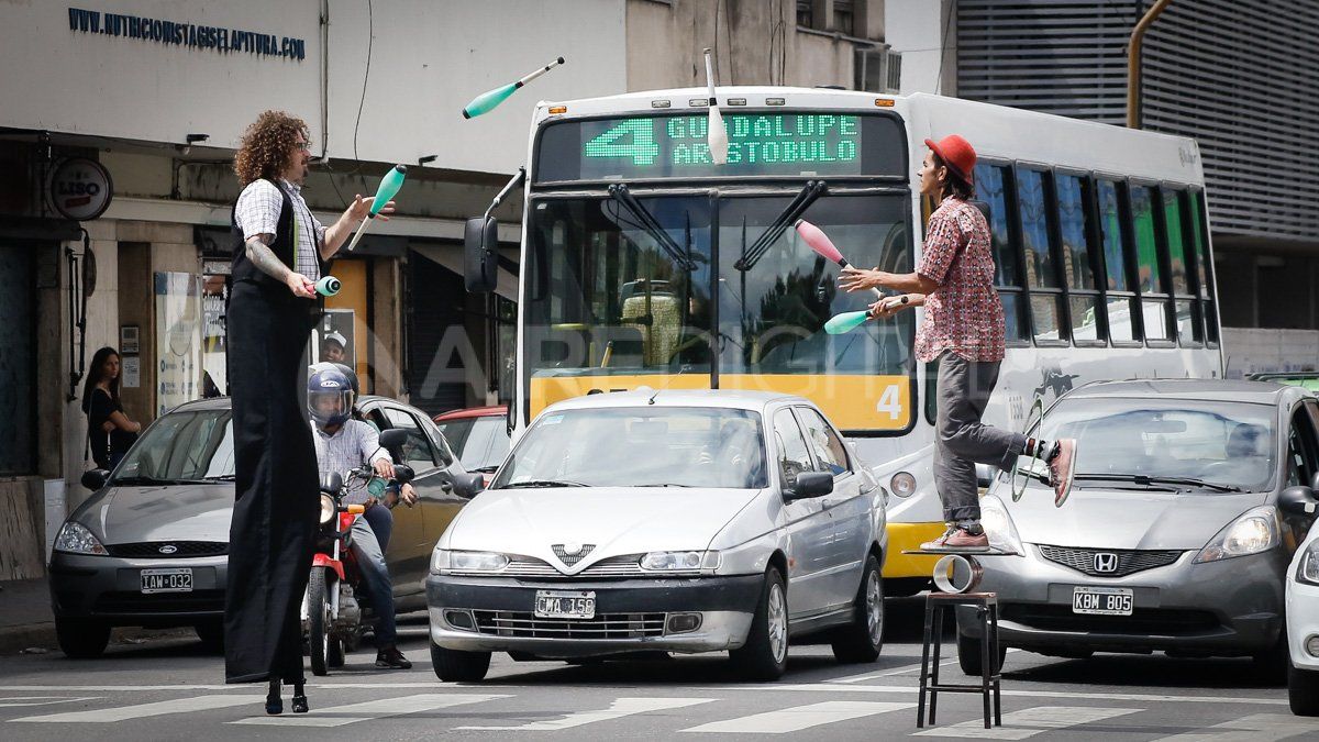 Malabarear la calle: los artistas de las esquinas de Santa Fe