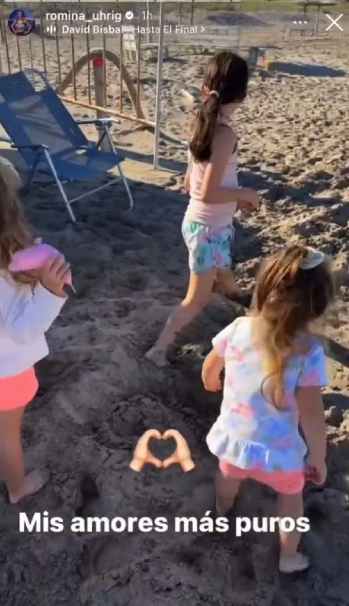 Romina Uhrig viajó a la costa argentina para disfrutar de la playa junto a sus pequeñas y a Caramelo.