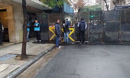 El gobierno porteño dispuso un operativo de limpieza y control en las inmediaciones del departamento de la vicepresidenta, Cristina Kirchner, en Recoleta. El gobierno porteño dispuso un operativo de limpieza y control en las inmediaciones del departamento de la vicepresidenta, Cristina Kirchner, en Recoleta.