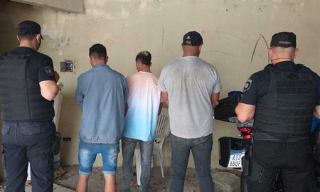 Tres personas fueron interceptadas por los policías de la Unidad Regional XV por exhibir un arma de fuego. Dos de ellos recuperaron la libertad. Tres personas fueron interceptadas por los policías de la Unidad Regional XV por exhibir un arma de fuego. Dos de ellos recuperaron la libertad.