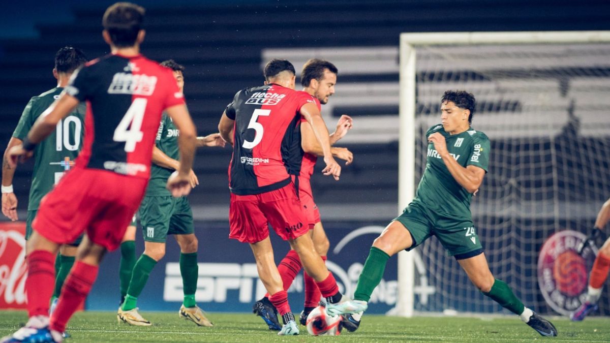 Alan Forneris salió desde el arranque en el partido ante Racing de Uruguay.