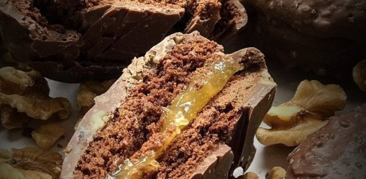 Alfajor de chocolate con dulce de batata.