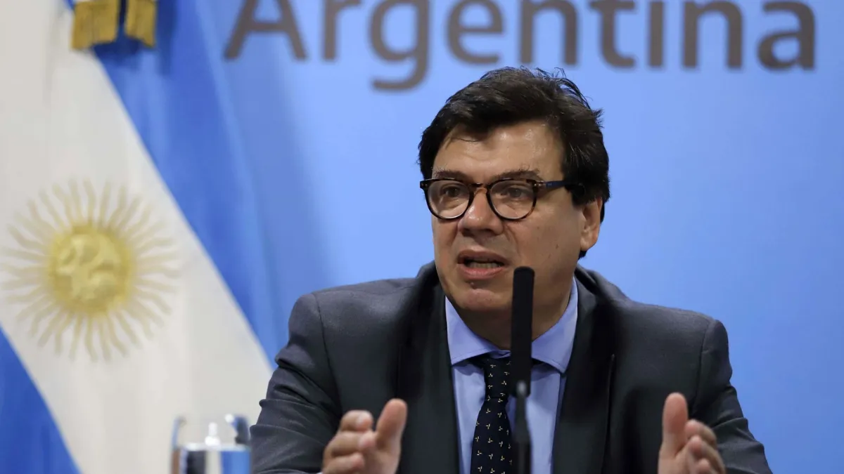 El ministro de Trabajo de la Nación, Claudio Moroni, llega este jueves a la ciudad de Santa Fe.