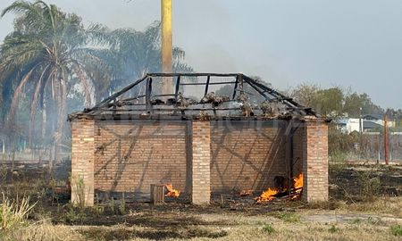 Un quincho que estaba en el campo privado, sufrió el destrozo de su techo en el incendio. Un quincho que estaba en el campo privado, sufrió el destrozo de su techo en el incendio.