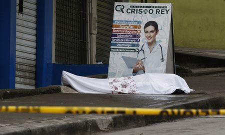 Una persona fallecida por coronavirus en las puertas de un centro médico de Guayaquil, Ecuador. Una persona fallecida por coronavirus en las puertas de un centro médico de Guayaquil, Ecuador.