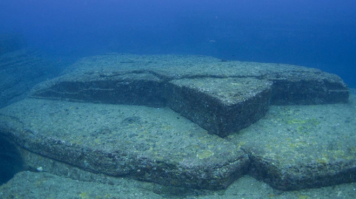 Una de las teorías sobre el origen de estas piedras es que fue parte de una civilización llamada Jomon, que habitó en las islas del Océano Pacífico alrededor del año 12 000 A.C.