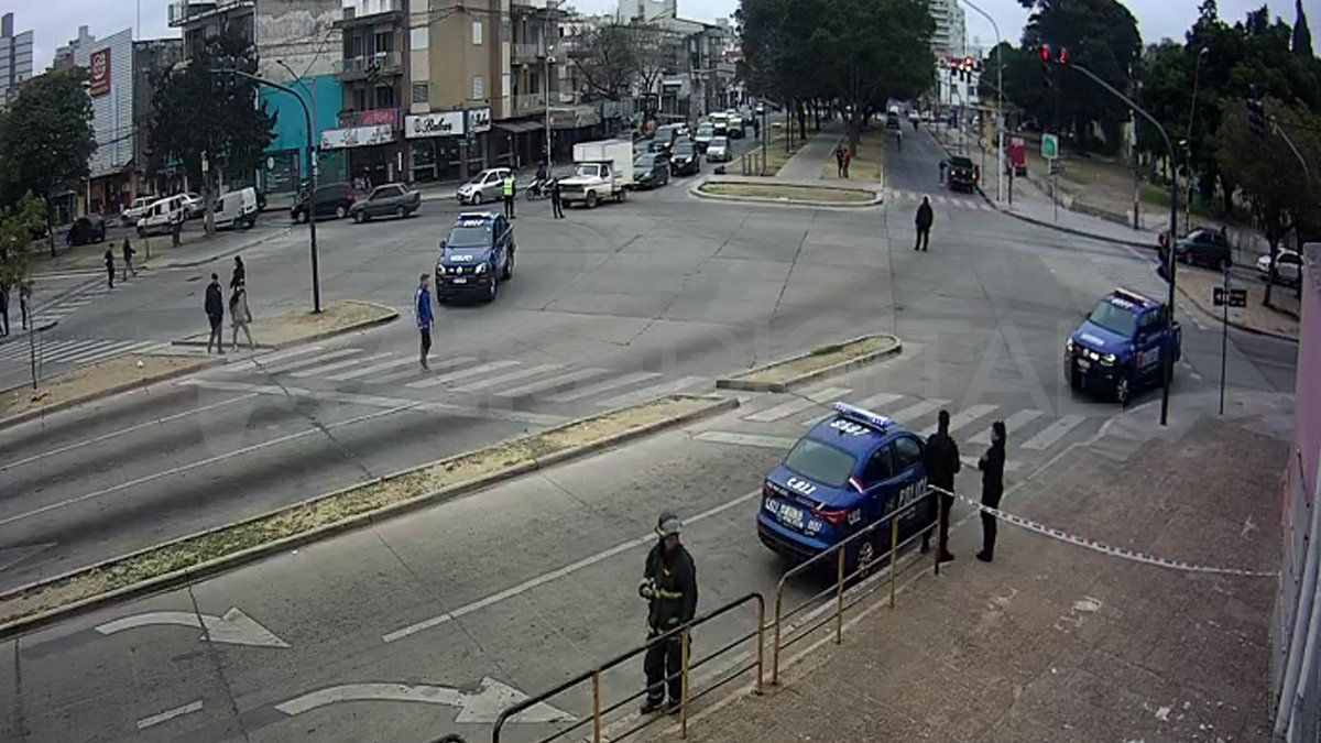 Desde la cámara de AIRE se puede seguir el operativo que activó la policía por la amenaza de bomba en el colegio que funciona en Unión.