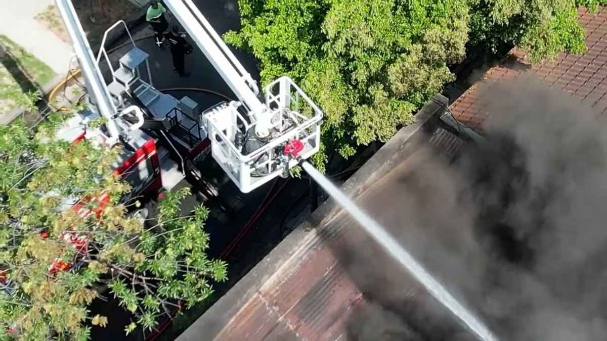 Seis dotaciones de bomberos trabajaron en el lugar del incendio. Seis dotaciones de bomberos trabajaron en el lugar del incendio.