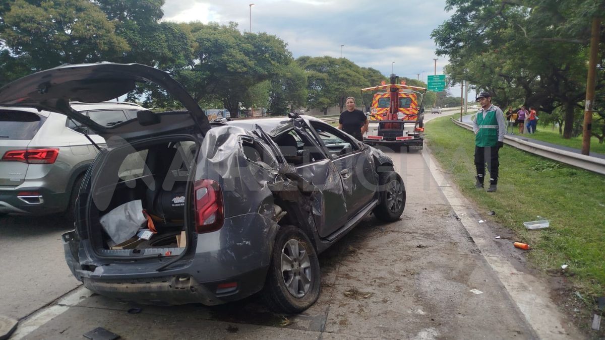 La camioneta quedó destruida tras chocar y volcar en la Circunvalación oeste. La camioneta quedó destruida tras chocar y volcar en la Circunvalación oeste.