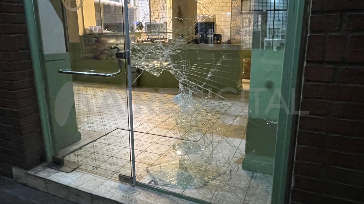 Rompieron un vidrio a piedrazos y robaron una panadería en el microcentro.
