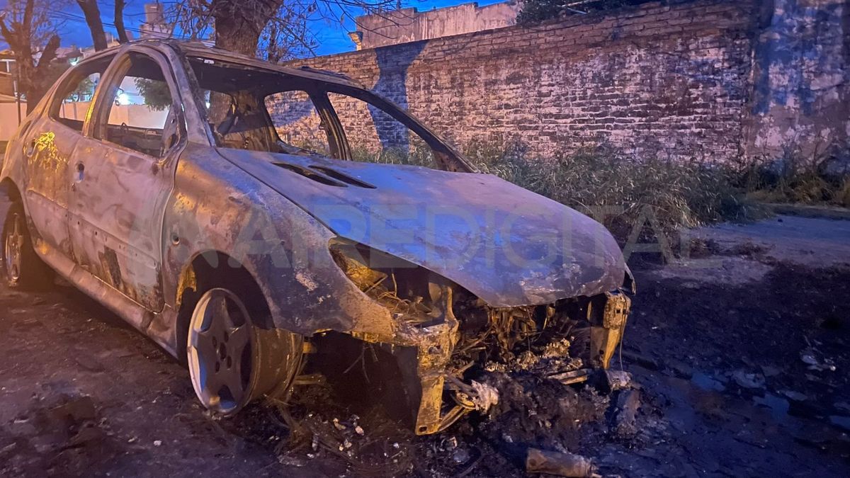 Uno de los vecinos dijo que es la primera vez que ve el auto en la zona Uno de los vecinos dijo que es la primera vez que ve el auto en la zona
