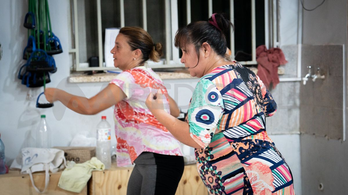 Las personas de más de 18 años pagan una pequeña cuota para colaborar con el mantenimiento del gimnasio.