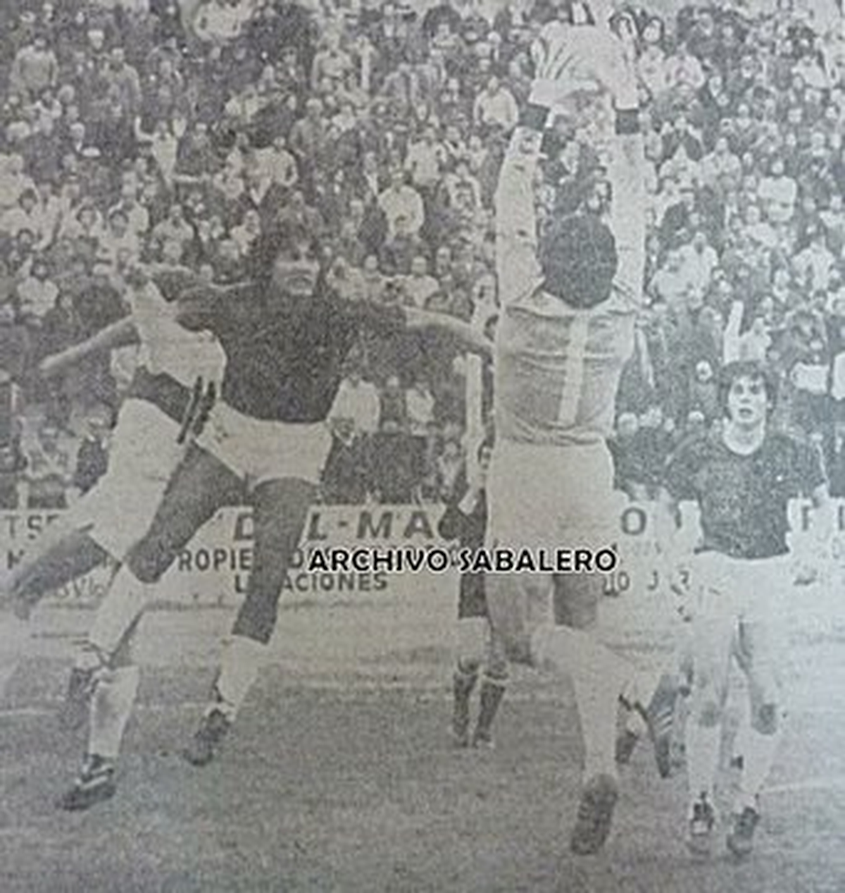 Quinteros con la pelota. Observan Mendez y Wermer. Foto: @ArchivoSabalero