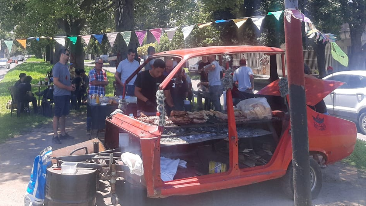Un rosarino tomó la decisión de convertir su Renault 12 en una parrilla móvil.