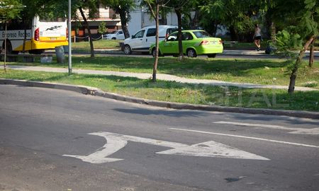 El pavimento sobre Urquiza y Bulevar vuelve a hundirse, en una zona de la ciudad que desde hace años registra problemas con la estabilidad del suelo y las cañerías de cloacas.