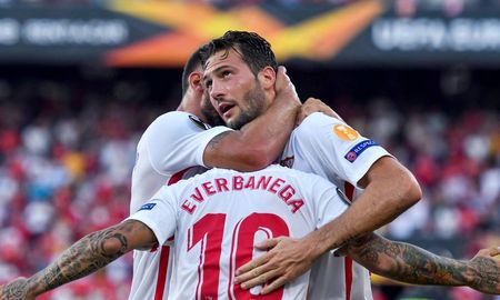 Los jugadores argentinos del Sevilla se reunieron para comer y ahora podrían ser sancionados por romper la cuarentena. Los jugadores argentinos del Sevilla se reunieron para comer y ahora podrían ser sancionados por romper la cuarentena.