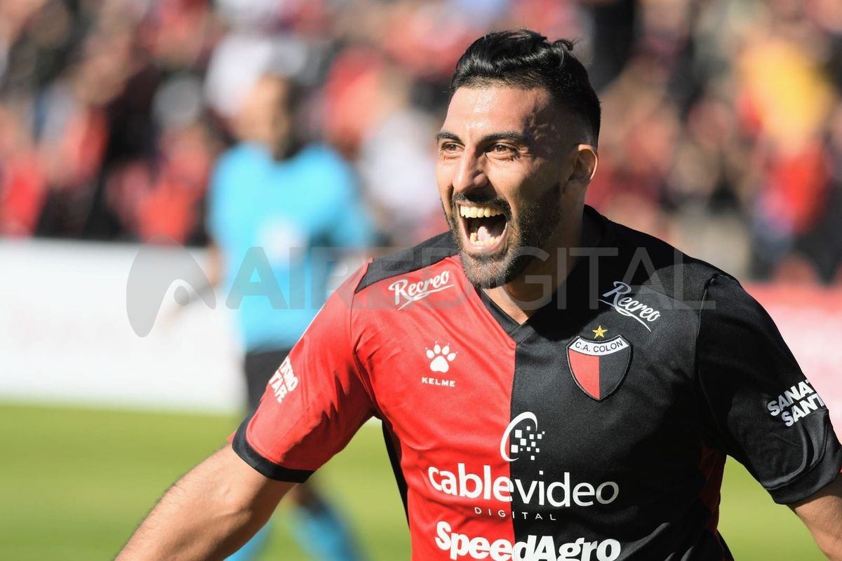 Wanchope Abila puso el 2 a 1 para Colón.