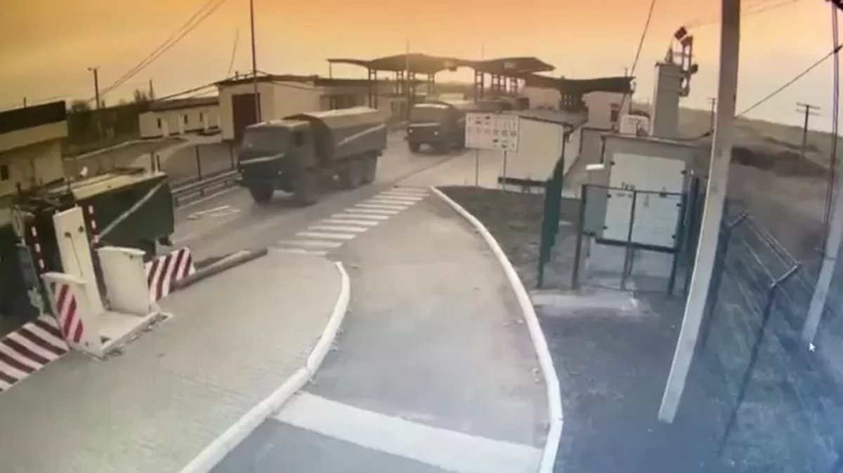 El Servicio Estatal de la Guardia Fronteriza de Ucrania emitió esta imagen de CCTV en la que asegura que se ven vehículos militares rusos desplazándose a través de la frontera desde Crimea hacia Ucrania.- SERVICIO ESTATAL DE GUARDIA FRONTERIZA/PA MEDIA