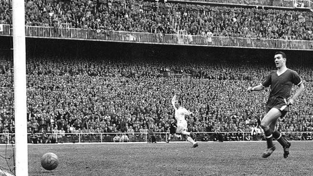 Alfredo Di Stéfano, la Saeta Rubia, festeja uno de los goles que terminó con el sueño europeo del Manchester United en 1957.