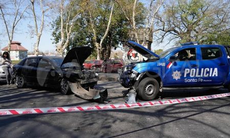 Uno de los patrulleros impactó contra dos vehículos particulares. Uno de los patrulleros impactó contra dos vehículos particulares.