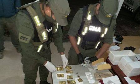 Dentro del rodado los gendarmes encontraron 5.000 dólares, 18 anillos de oro de 18 quilates, 22 pares de aros enchapados y 13 relojes de distintas marcas. Dentro del rodado los gendarmes encontraron 5.000 dólares, 18 anillos de oro de 18 quilates, 22 pares de aros enchapados y 13 relojes de distintas marcas.