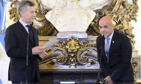 El fiscal federal Jorge Di Lello abrió este viernes una investigación e imputó al ex presidente, a Gustavo Arribas y a otros funcionarios de la Agencia Federal de Inteligencia (AFI). El fiscal federal Jorge Di Lello abrió este viernes una investigación e imputó al ex presidente, a Gustavo Arribas y a otros funcionarios de la Agencia Federal de Inteligencia (AFI).