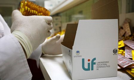 El proyecto sólo contempla al Laboratorio de Industrias Farmacéuticas de la provincia para que la Unidad Ejecutora lo integre al “esquema de provisión con el resto de los financiadores de la salud y productores de medicamentos, especialmente con el Iapos y el LIF”. El proyecto sólo contempla al Laboratorio de Industrias Farmacéuticas de la provincia para que la Unidad Ejecutora lo integre al “esquema de provisión con el resto de los financiadores de la salud y productores de medicamentos, especialmente con el Iapos y el LIF”.