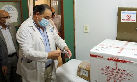 El director del Hospital Cullen, doctor Juan Pablo Poletti, recibió las vacunas contra el coronavirus. El director del Hospital Cullen, doctor Juan Pablo Poletti, recibió las vacunas contra el coronavirus.