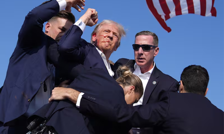 Donald Trump confirmó que el balazo que recibió en un mitin en Pensilvania “perforó” parte de su oreja derecha. Donald Trump confirmó que el balazo que recibió en un mitin en Pensilvania “perforó” parte de su oreja derecha.