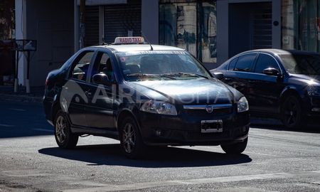 Un taxi circula por la ciudad de Santa Fe. Un taxi circula por la ciudad de Santa Fe.
