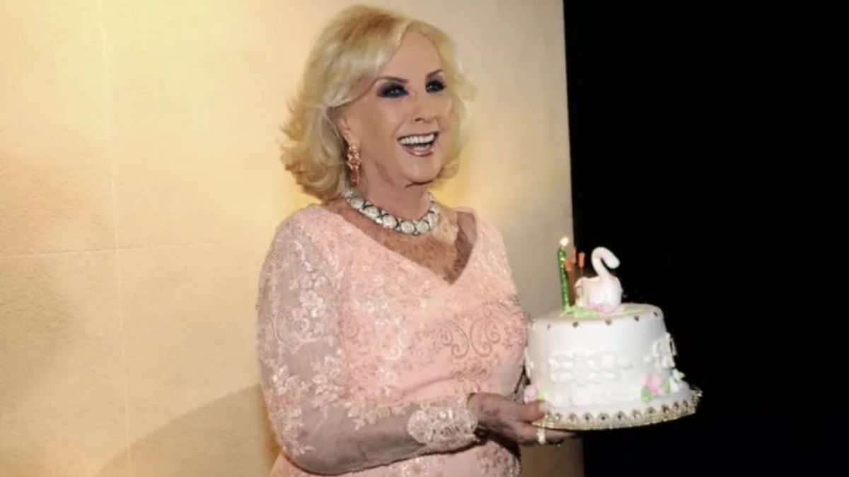 Mirtha Legrand celebra sus 99 años como la máxima figura del espectáculo.