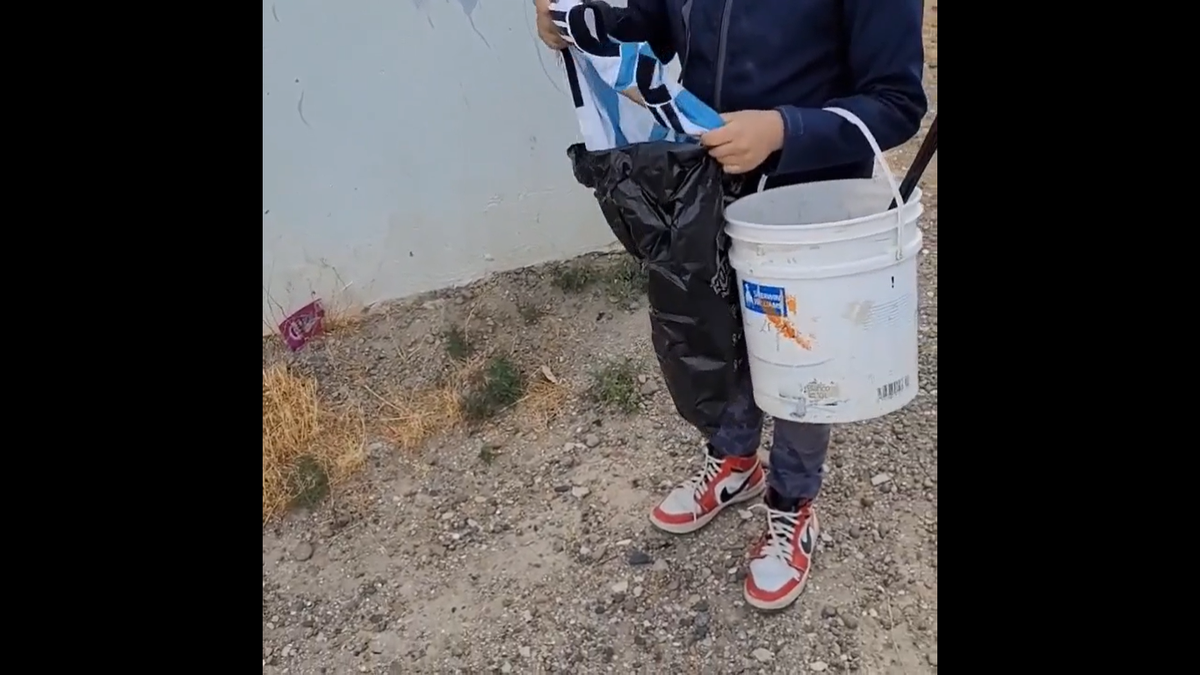 El joven le regaló una camiseta de Argentina y contó la historia en sus redes.