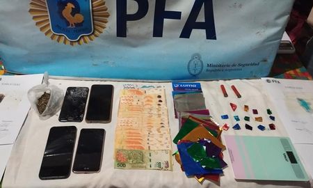 Los investigadores secuestraron envoltorios con cocaína, una balanza y celulares. Los investigadores secuestraron envoltorios con cocaína, una balanza y celulares.
