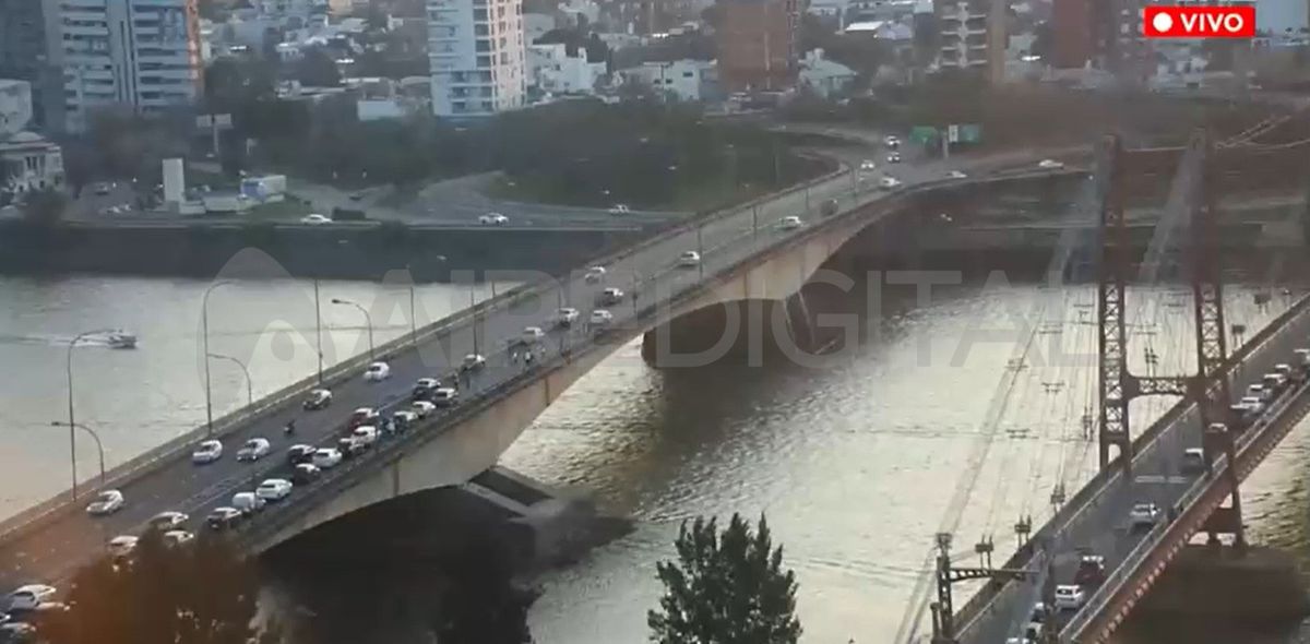 El siniestro ocurrió sobre el viaducto y tuvo como protagonistas a una moto y un auto.