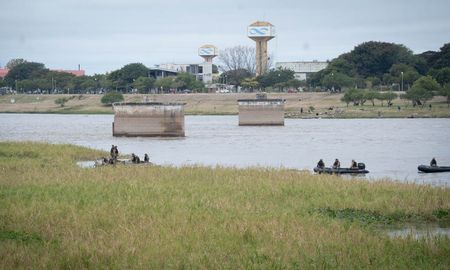 La Municipalidad de Santa Fe y clubes náuticos realizarán este sábado tareas de remoción de camalotes en la zona de los pilotes del ex puente ferroviario. La Municipalidad de Santa Fe y clubes náuticos realizarán este sábado tareas de remoción de camalotes en la zona de los pilotes del ex puente ferroviario.