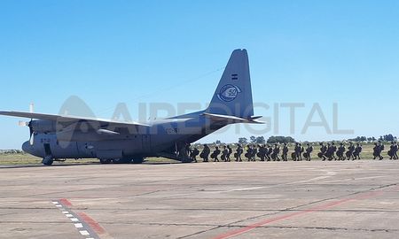 Dos aviones Hércules sobrevolaron las ciudades de Santa Fe y Santo Tomé este miércoles. Dos aviones Hércules sobrevolaron las ciudades de Santa Fe y Santo Tomé este miércoles.