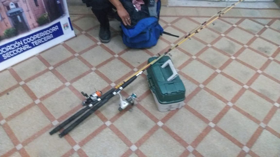 Las dos cañas y la caja de pesca incautadas al ladrón 