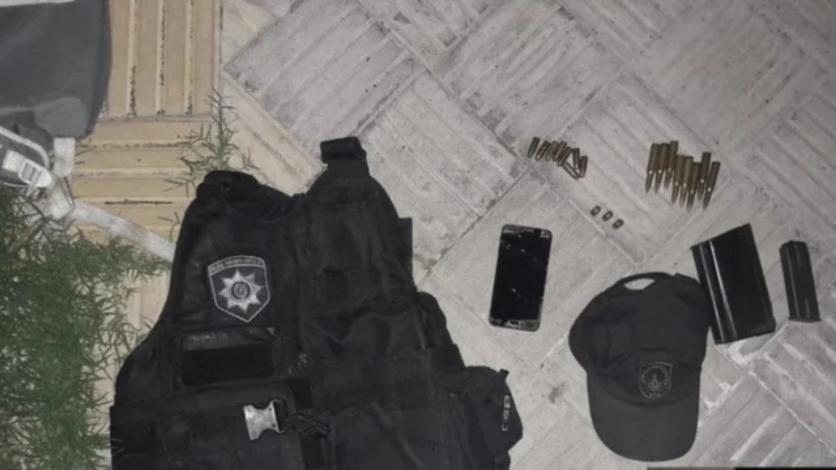 Los uniformados se percataron de la presencia de una mochila que habían descartado los sospechosos en moto.