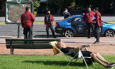 Murió Sara Oyuela, la jubilada rebelde que desafió las restricciones por la cuarentena para tomar sol Murió Sara Oyuela, la jubilada rebelde que desafió las restricciones por la cuarentena para tomar sol